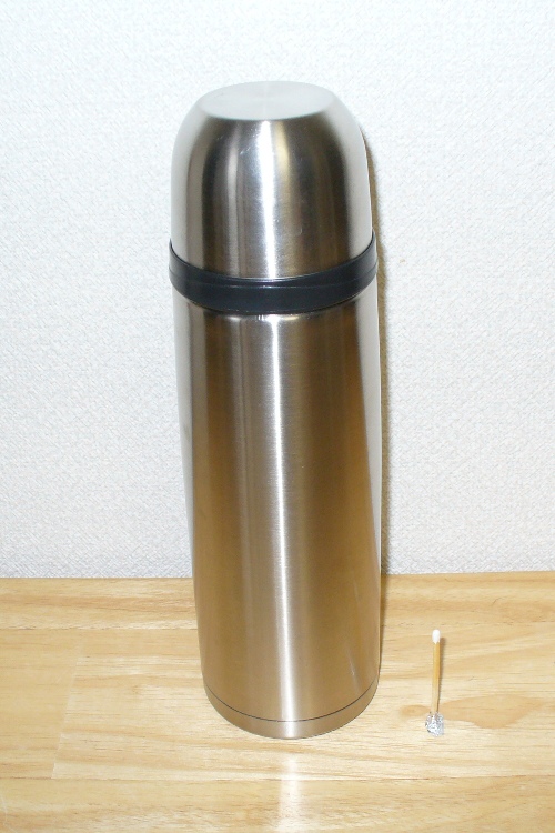 完璧と思われた700ml水筒(マッチは大きさを較べるため)
